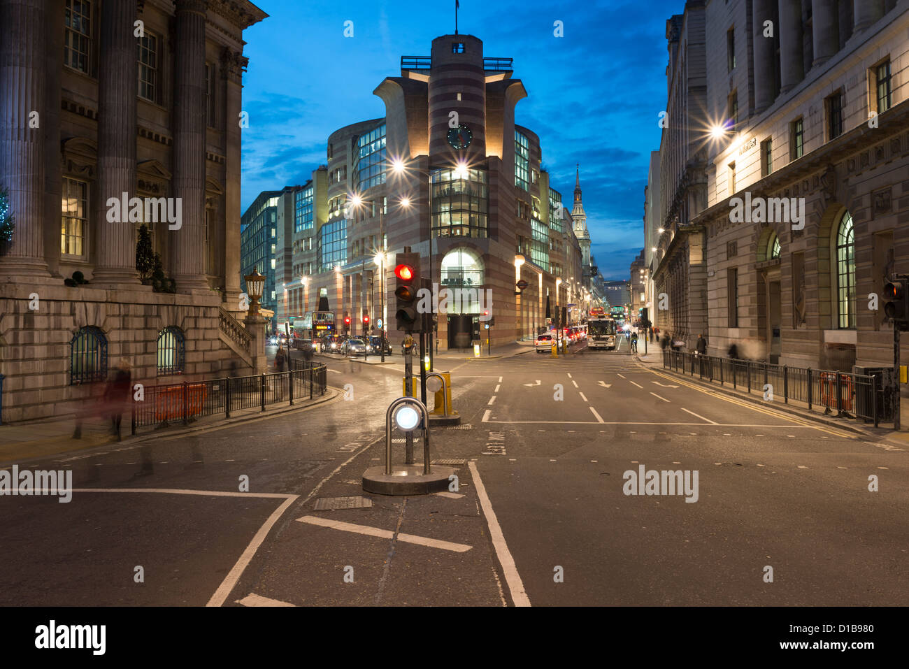 Bank-Kreuzung in der Nacht, anzeigen West in Richtung Geflügel, City of London, England Stockfoto