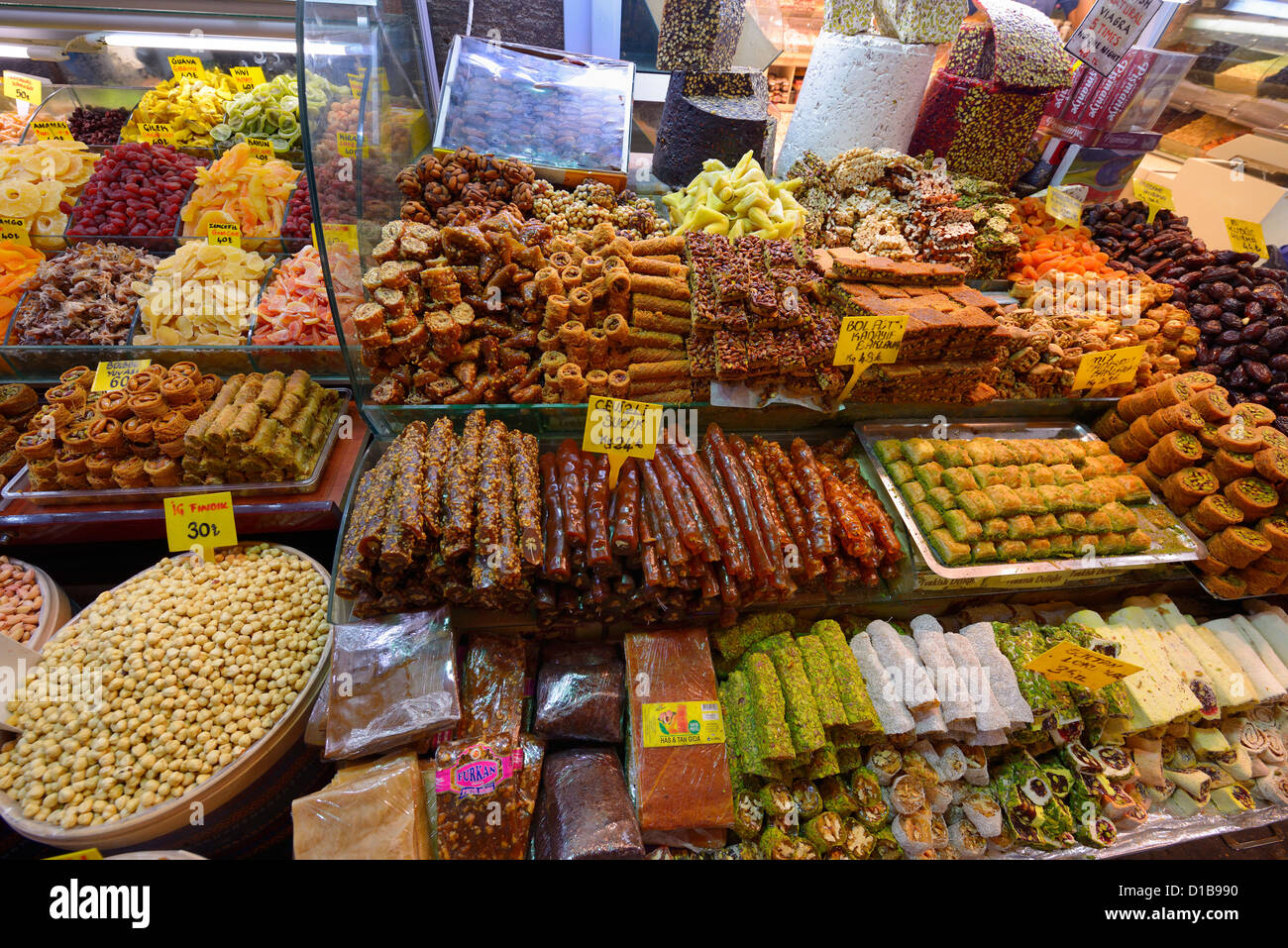 Turkish Delight und viagra Kräuter mit getrockneten Früchten, Nüssen und Baklava in Spice Market Istanbul Türkei Stockfoto