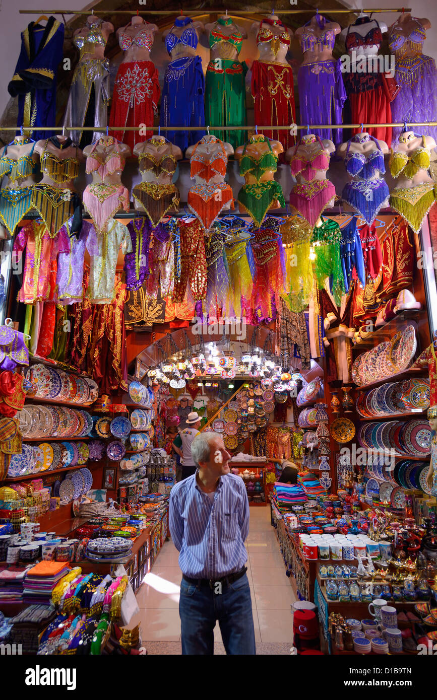 Shop-Arbeiter in der ägyptischen Gewürzbasar mit Bauchtanz Kostüme und Keramik Eminonu Fatih Istanbul Türkei Stockfoto