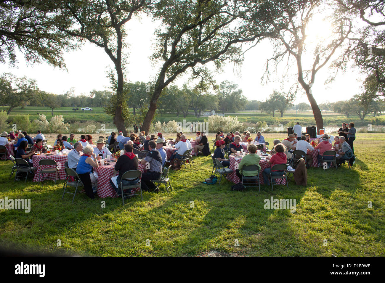 Grillabend am Ufer des Flusses Pedernales an der LBJ Ranch National Historical Park außerhalb Stonewall, Texas Stockfoto