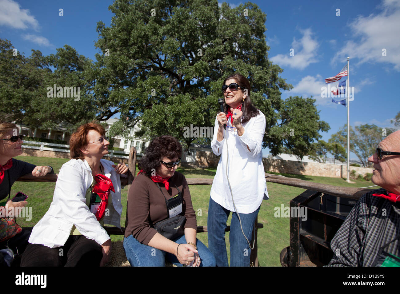 Luci Johnson Turpin, Tochter des ehemaligen US-Präsident Lyndon B. Johnson, führt eine Tour an der LBJ Ranch National Historical Park in Texas Stockfoto