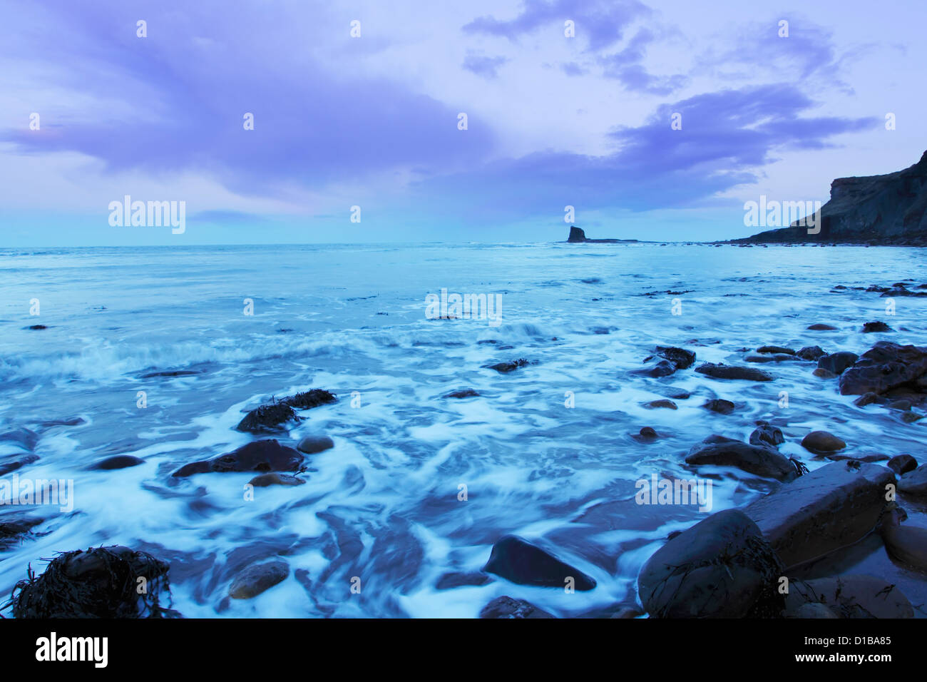 Gegen Bay in cool vor Sonnenaufgang Licht zeigt Schwarz Nab und der felsigen Landzunge Stockfoto