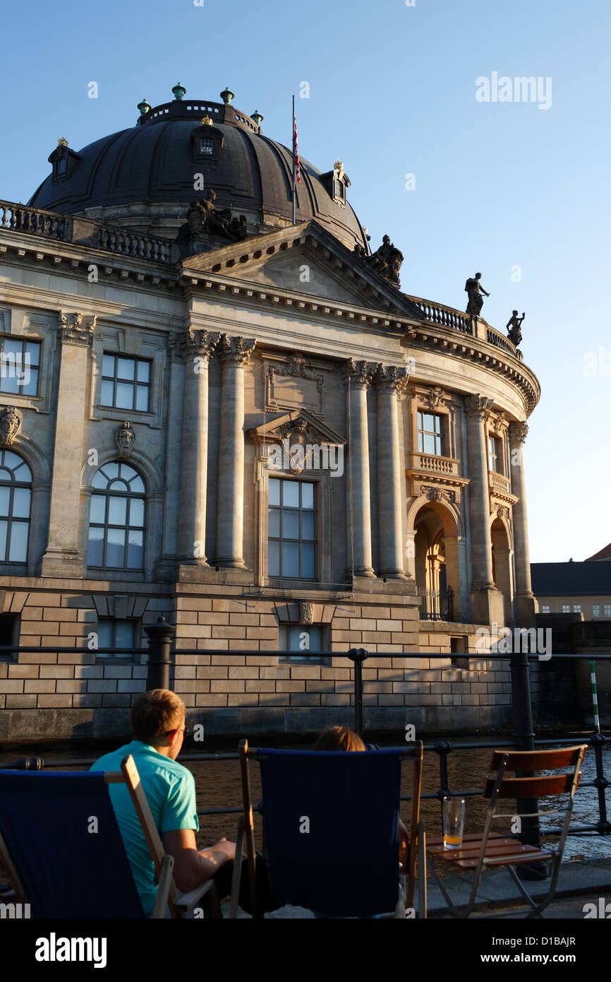Berlin, Deutschland, sitzen Touristen in Liegestühlen mit Blick auf das Bode-Museum Stockfoto