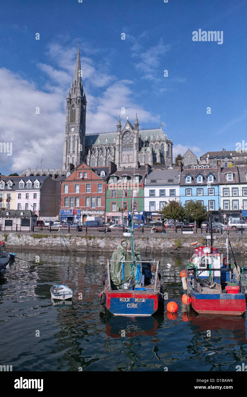 Hafenlandschaft mit St. Colman's Catholic Cathedral, im Hintergrund Cobb Ireland Stockfoto