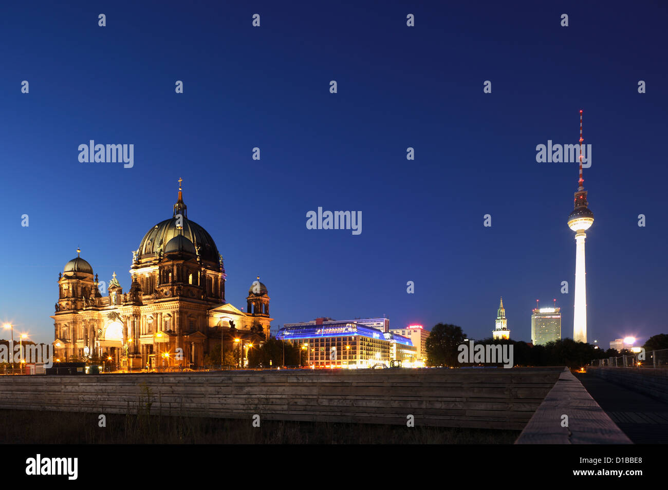 Berlin, Deutschland, Schlossplatz, Berliner Dom und Fernsehturm am Abend Stockfoto