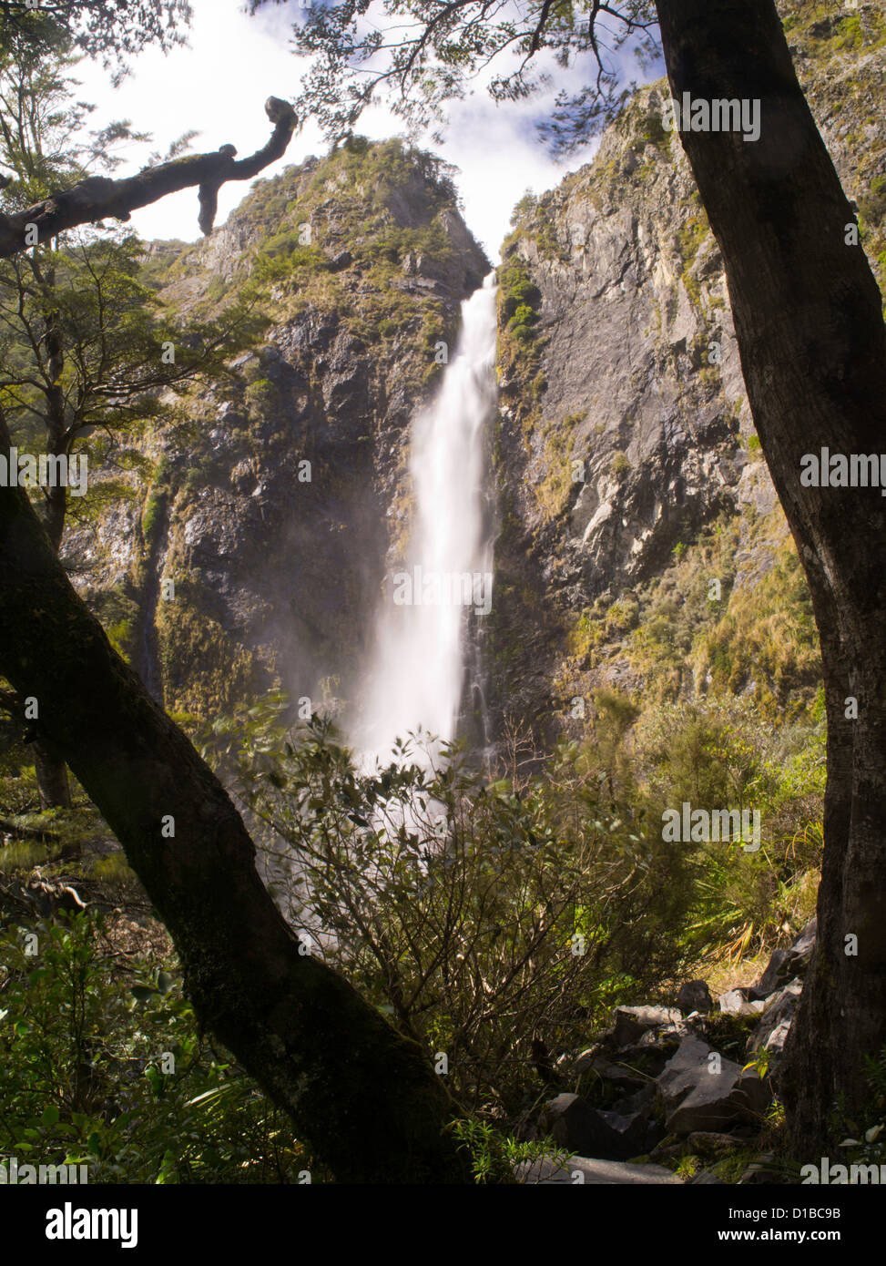 Neuseeland Devil's Punchbowl Wasserfall an einem sonnigen Tag; Arthur's Pass National Park Stockfoto