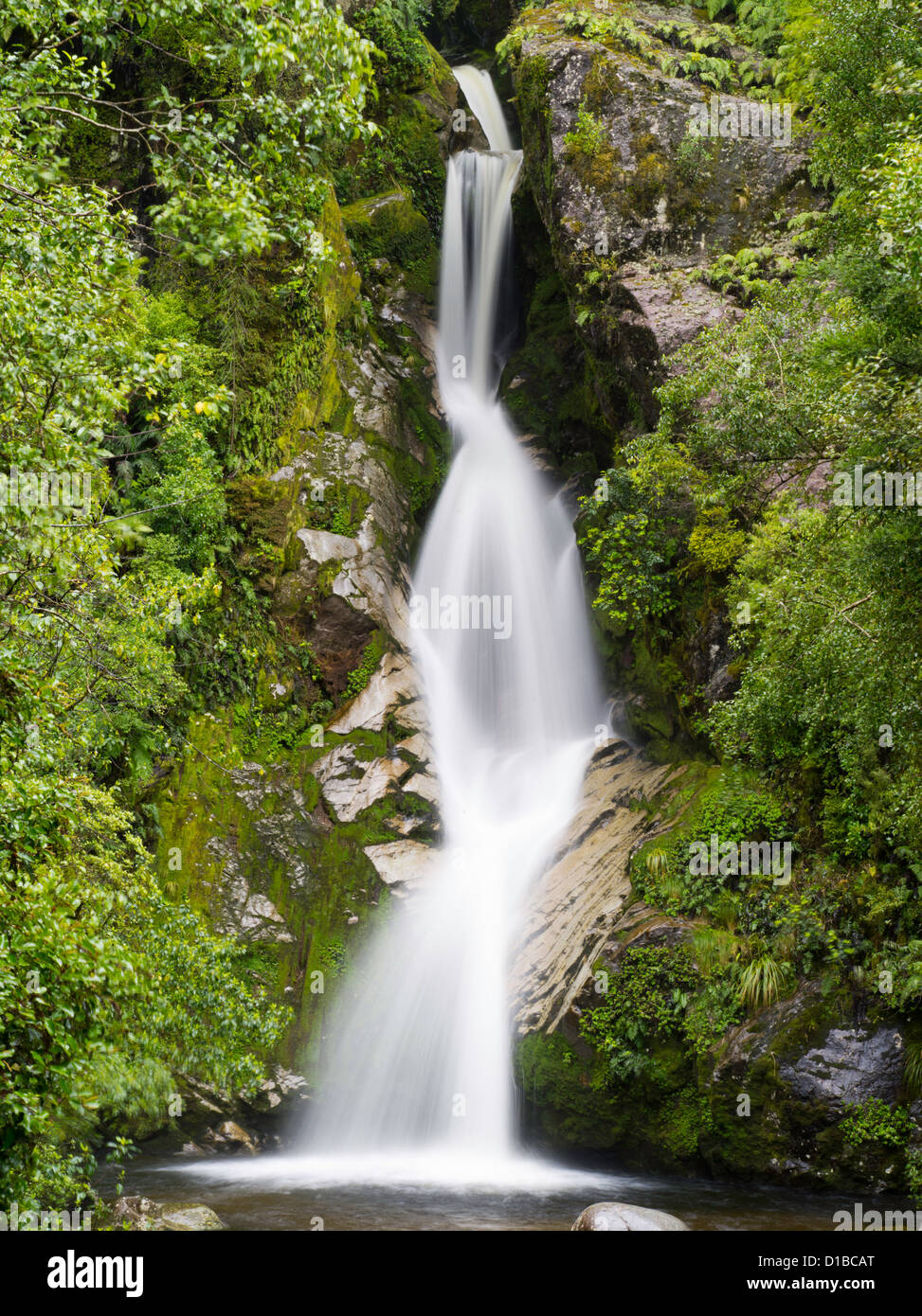 Anzeigen von Dorothy Falls, in der Nähe von Hokitika, Neuseeland, an einem regnerischen, tristen Tag Stockfoto