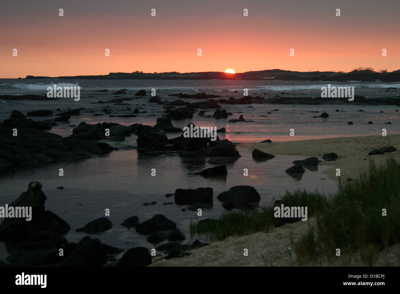 Sonnenuntergang über der Felsküste, Hawaii, USA Stockfoto