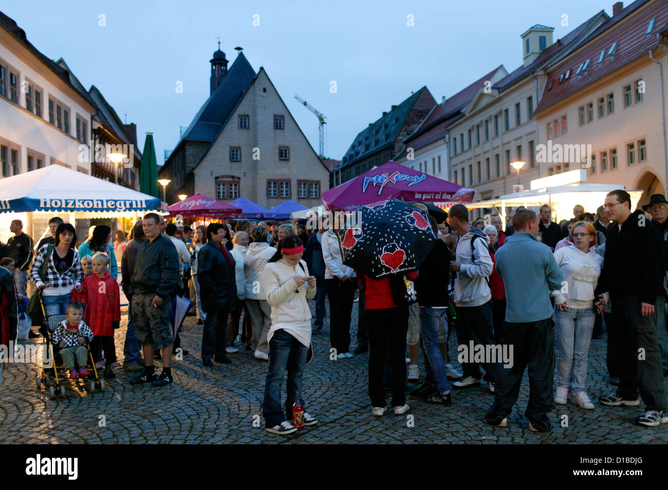Sangerhausen, Deutschland, Besucher bei einem Stadtfest auf dem Platz Stockfoto