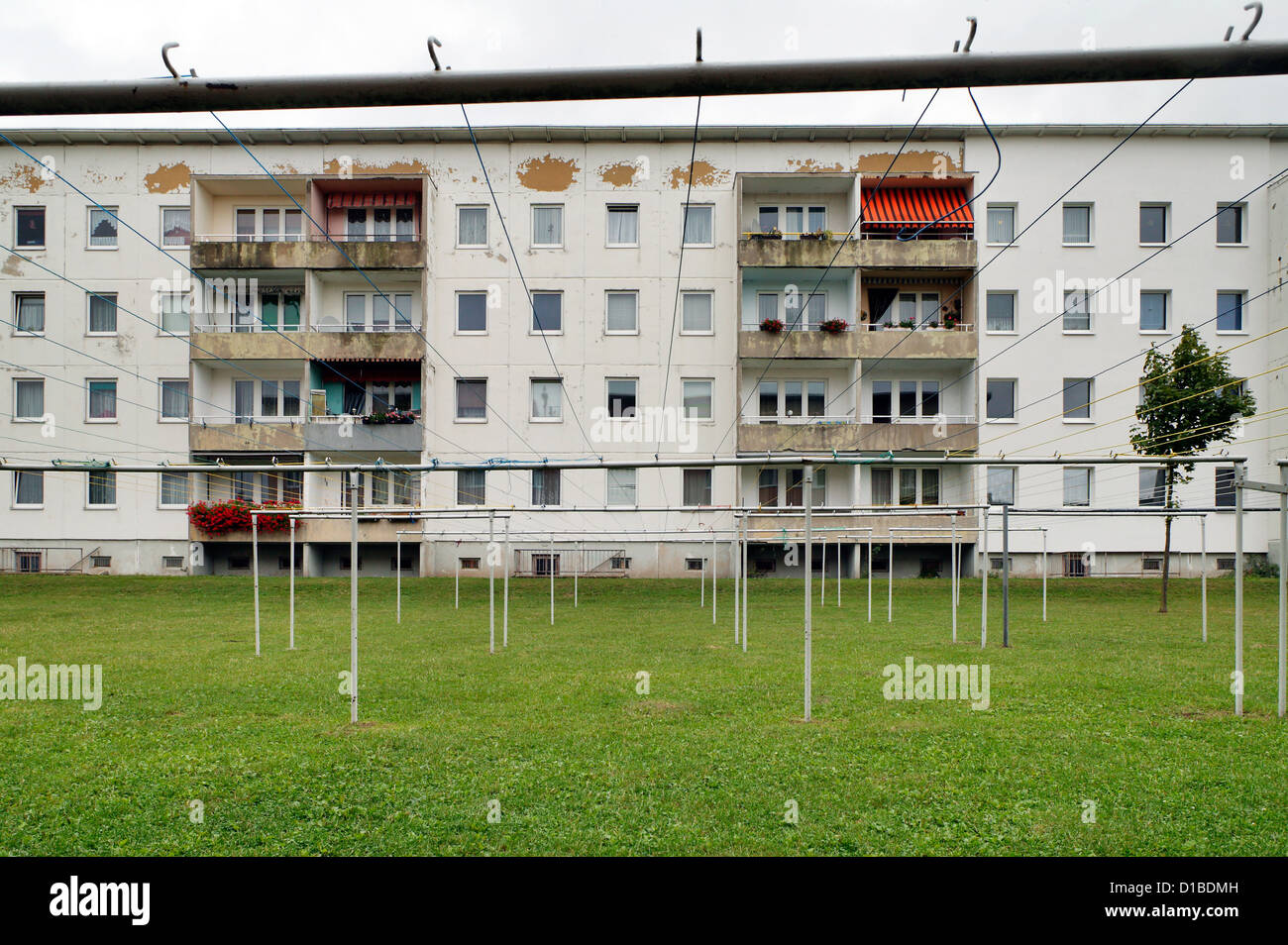 Sangerhausen, Deutschland, leere Waescheleinen in einem Innenhof Stockfoto