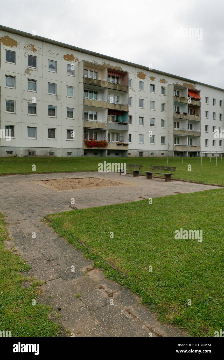 Sangerhausen, Deutschland, einem verlassenen Spielplatz in einem Wohngebiet Stockfoto