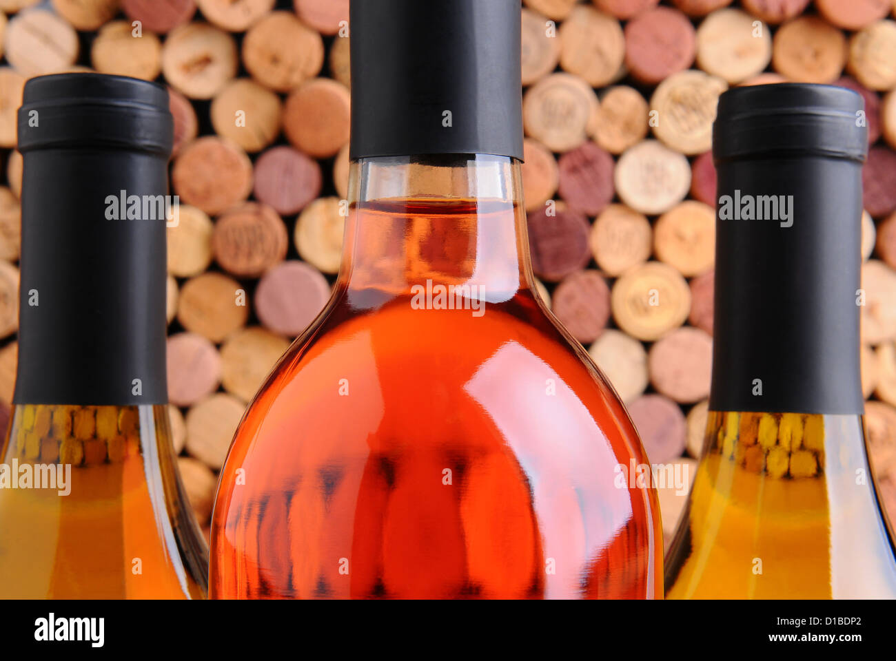 Nahaufnahme von drei Flaschen Wein zwei Chardonnay und ein roter vor einer Masse von aus Fokus Korken. Stockfoto