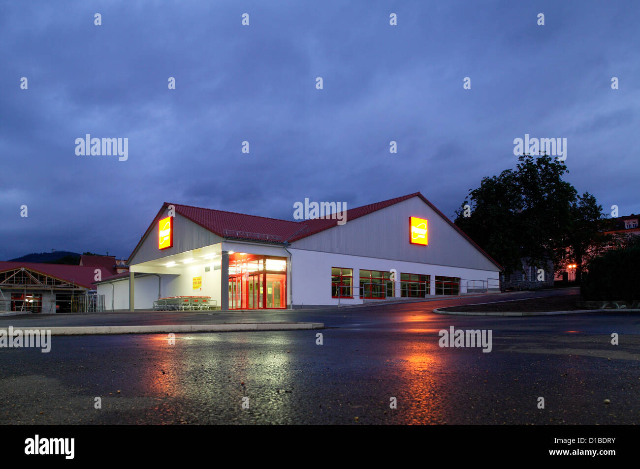 Suhl, Deutschland, eine neu gebaute Penny Market im Abendlicht Stockfoto