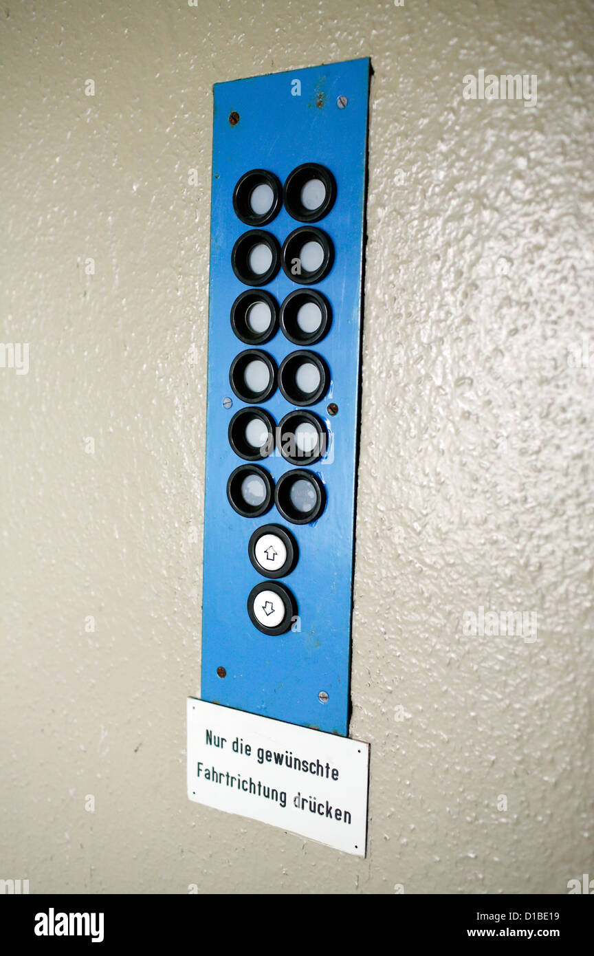Frau Wald, Deutschland, Aufzug-Panel, das nur die Pfeiltasten hoch und runter hat Stockfoto