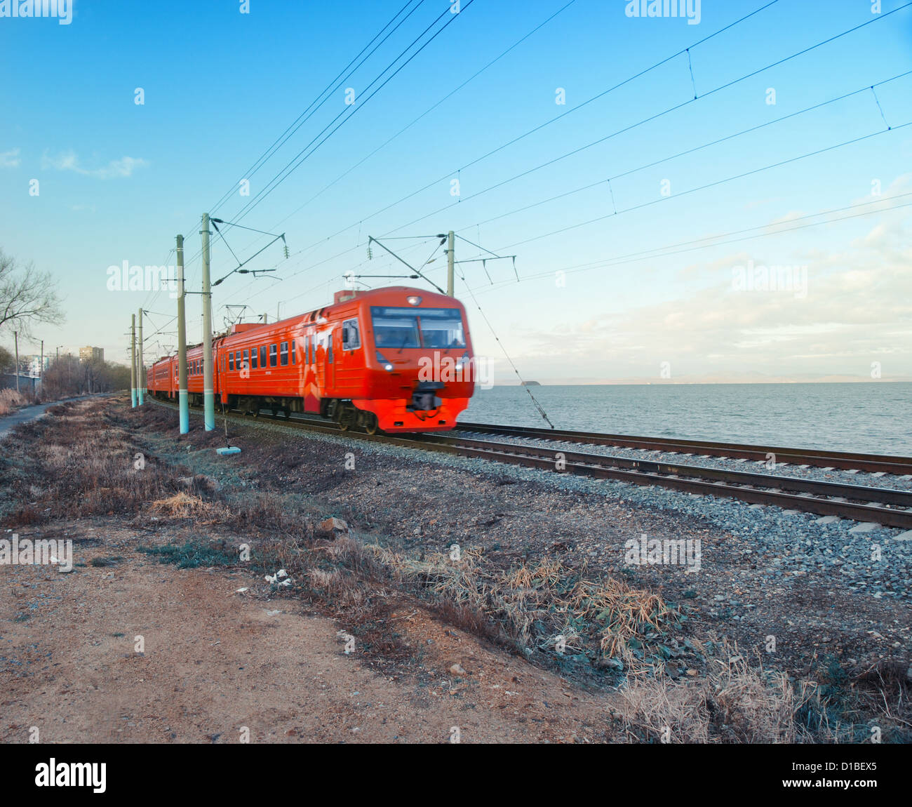 Moderne high-Speed-Zug mit Motion-Blur-Effekt vor dem Hintergrund der Küste des Meeres Stockfoto