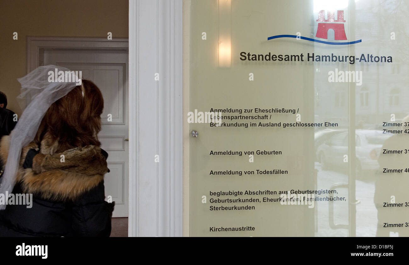 Eine Braut trägt das Standesamt in Hamburg-Altona, Deutschland, 12. Dezember 2012. Insgesamt 77 Paare heirateten am Hamburger Standesämter am 12.12.2012. Foto: Axel Heimken Stockfoto