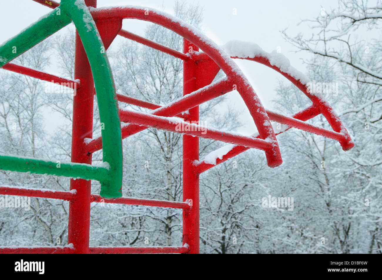 verschiedenen Farben schneebedeckten Reck. im freien Stockfoto