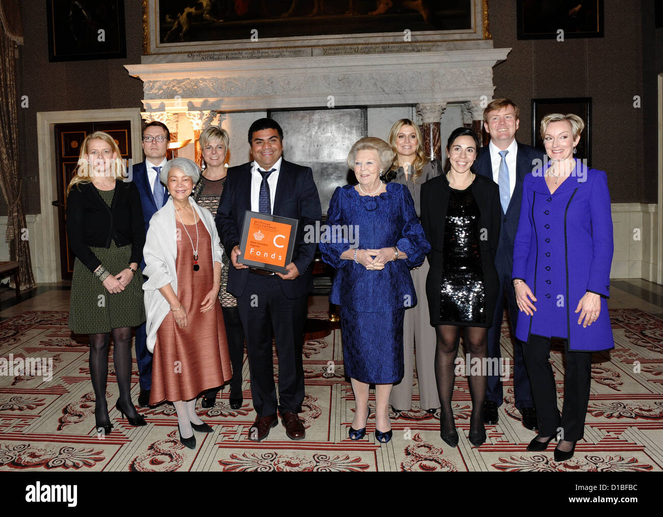 Prinz Constantijn und Prinzessin Mabel, Lilian Goncalves - Ho Kang Sie Prinzessin Laurentien, Santiago Vega, Königin Beatrix, Prinzessin Maxima, Maria Gomez, Prinz Willem-Alexander der Niederlande die niederländische Königsfamilie im königlichen Palast in Amsterdam für die Prince Claus Award 2012 in Amsterdam. Amsterdam, 12. Dezember 2012. Foto: H.j. van Beek / Niederlande, Stockfoto