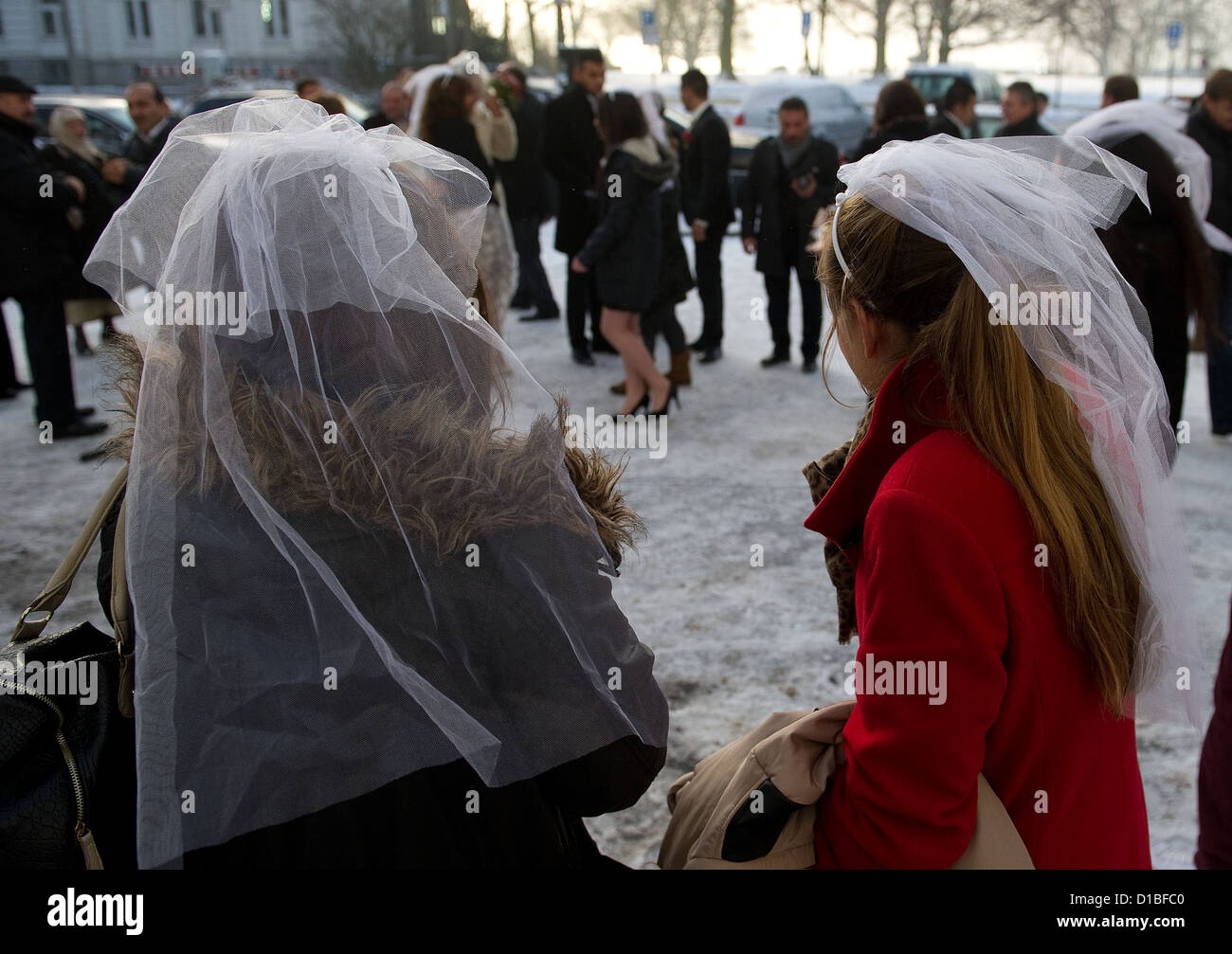 Ein Bräute warten außerhalb das Standesamt in Hamburg-Altona, Deutschland, 12. Dezember 2012. Insgesamt 77 Paare heirateten am Hamburger Standesämter am 12.12.2012. Foto: Axel Heimken Stockfoto