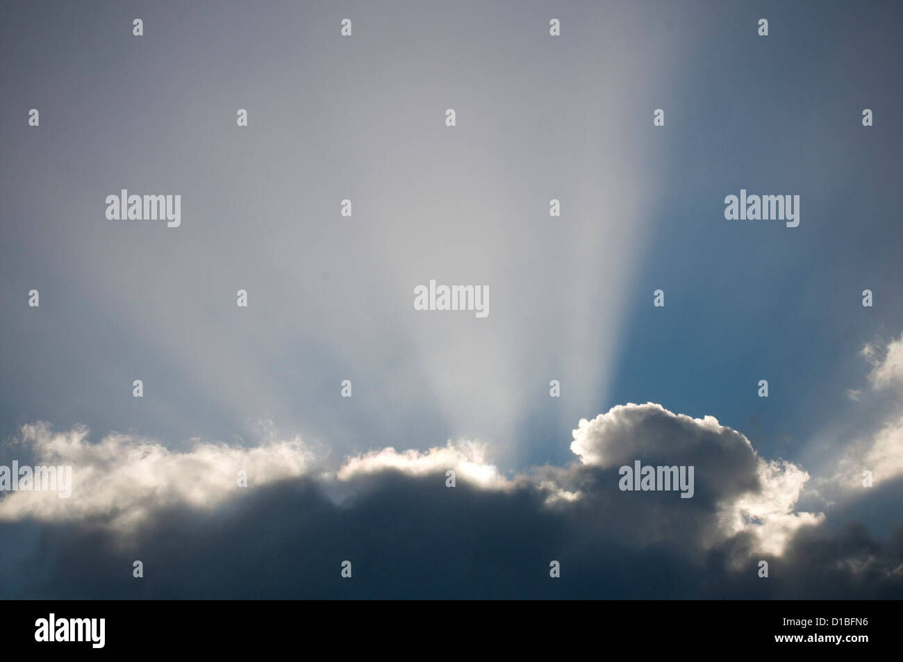 Gott Religion Engel Engel Sonne Sunburst hinter aus Wolken Wolke Halleluja Moment ändern Wetter religiöse Offenbarung Stockfoto