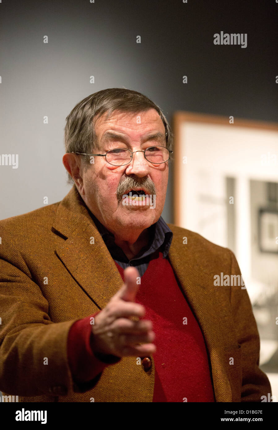 Nobelpreisträger in Literature Guenter Grass (R) hält eine Rede nach der Auszeichnung "2012 Europäer des Jahres" im Günter-Grass-Haus in Lübeck, 13. Dezember 2012. Die dänischen Europabewegung namens Grass als 2012 Europäer des Jahres. Merkel und Barroso wurden auch in der Vergangenheit ausgezeichnet. Foto: CHRISTIAN CHARISIUS Stockfoto