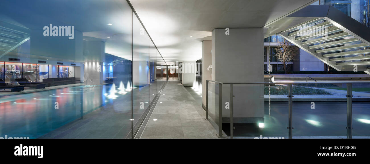 Kinesis Spa, London, Vereinigtes Königreich. Architekt: Junker + Partner, 2012. Blick auf Garten und Schwimmbad sind Stockfoto Kinesis Spa, London, Vereinigtes Königreich. Architekt: Junker + Partner, 2012. Blick auf Garten und Schwimmbad sind Stockfoto