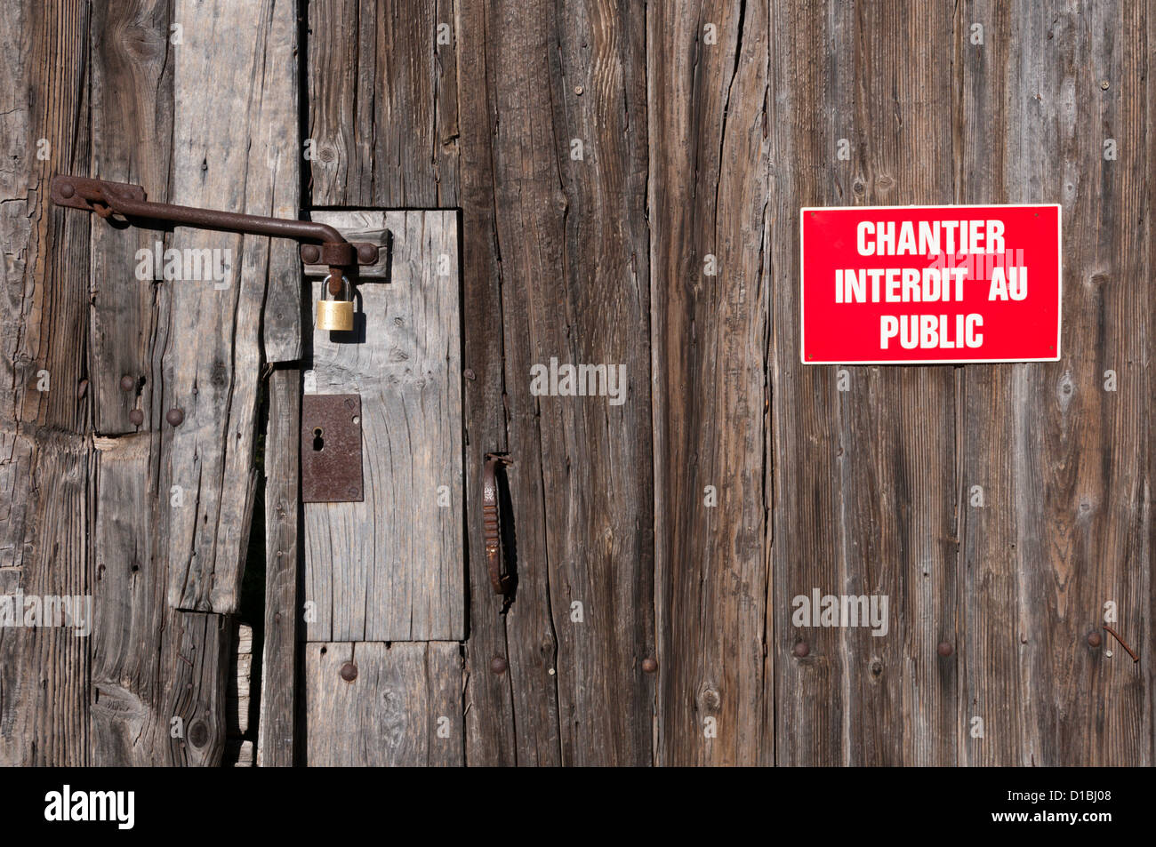 Französische Hinweis auf Holztür warnt Bürgerinnen und Bürger zu einem Arbeitsbereich fernhalten. Stockfoto