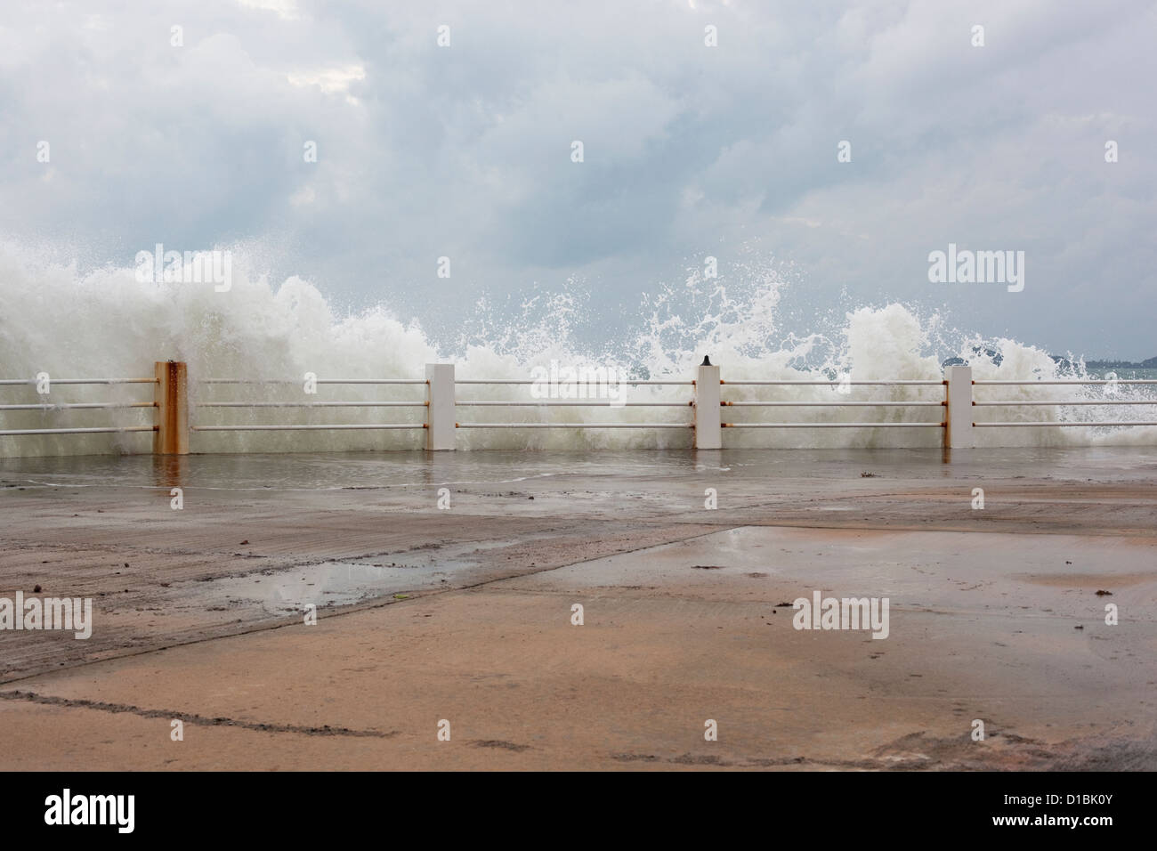 Wellen, die über Hindernisse Stockfoto