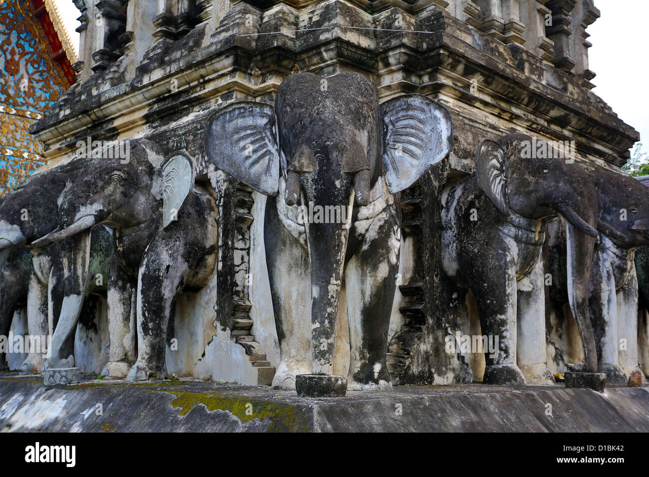 Der Chedi dekoriert mit Elefanten in Wat Chiang Man, der älteste Tempel in Chiang Mai, Thailand Stockfoto