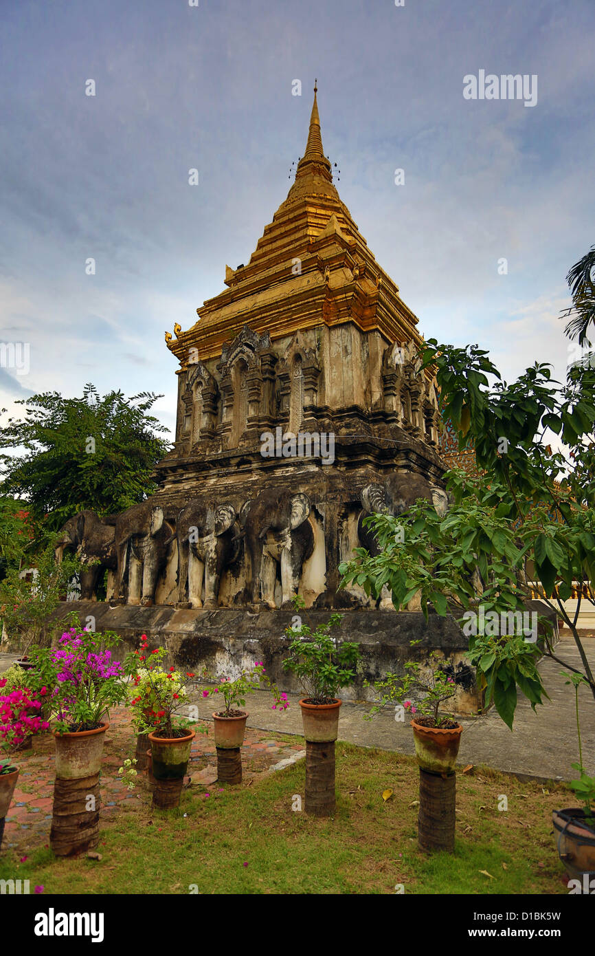 Der Chedi dekoriert mit Elefanten in Wat Chiang Man, der älteste Tempel in Chiang Mai, Thailand Stockfoto
