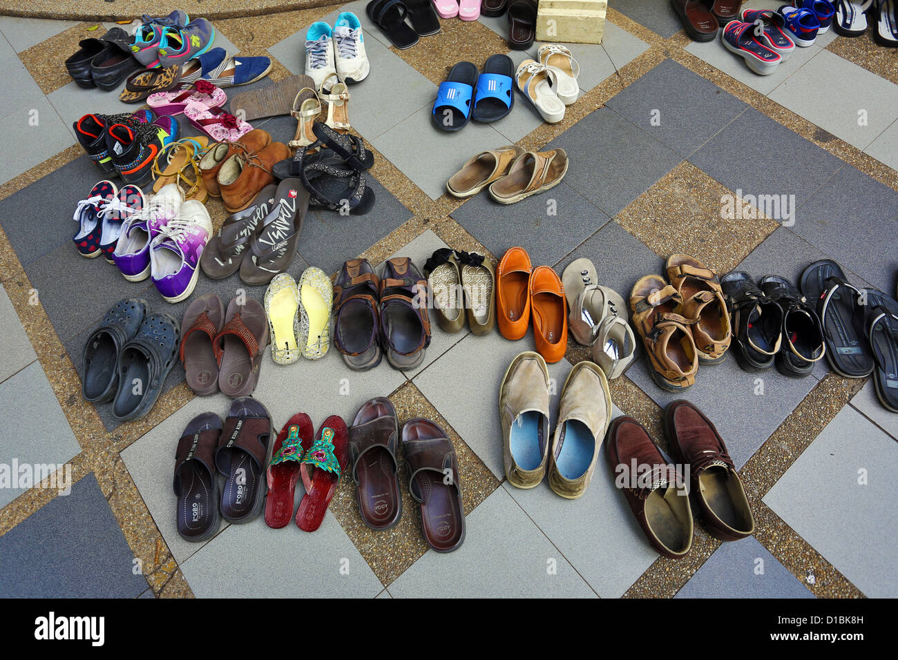 Haufen von Schuhen links außen am Wat Prathat Doi Suthep Tempel, Chiang Mai, Thailand Stockfoto