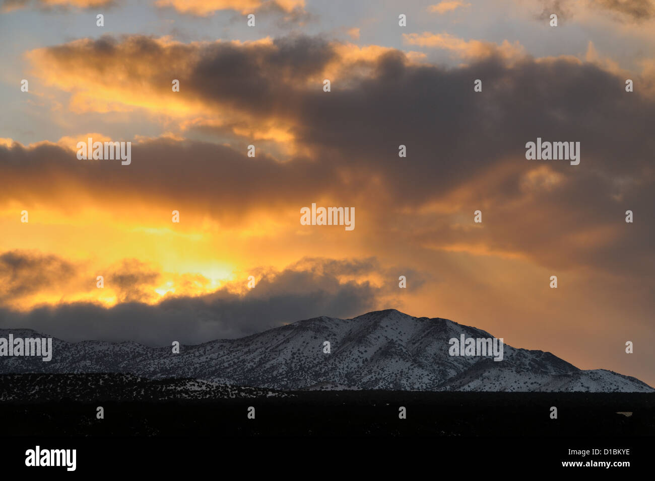 Sonnenuntergang Himmel über Manazano/Los Pinos Bergen, in der Nähe von Mountainair, New Mexico, USA Stockfoto