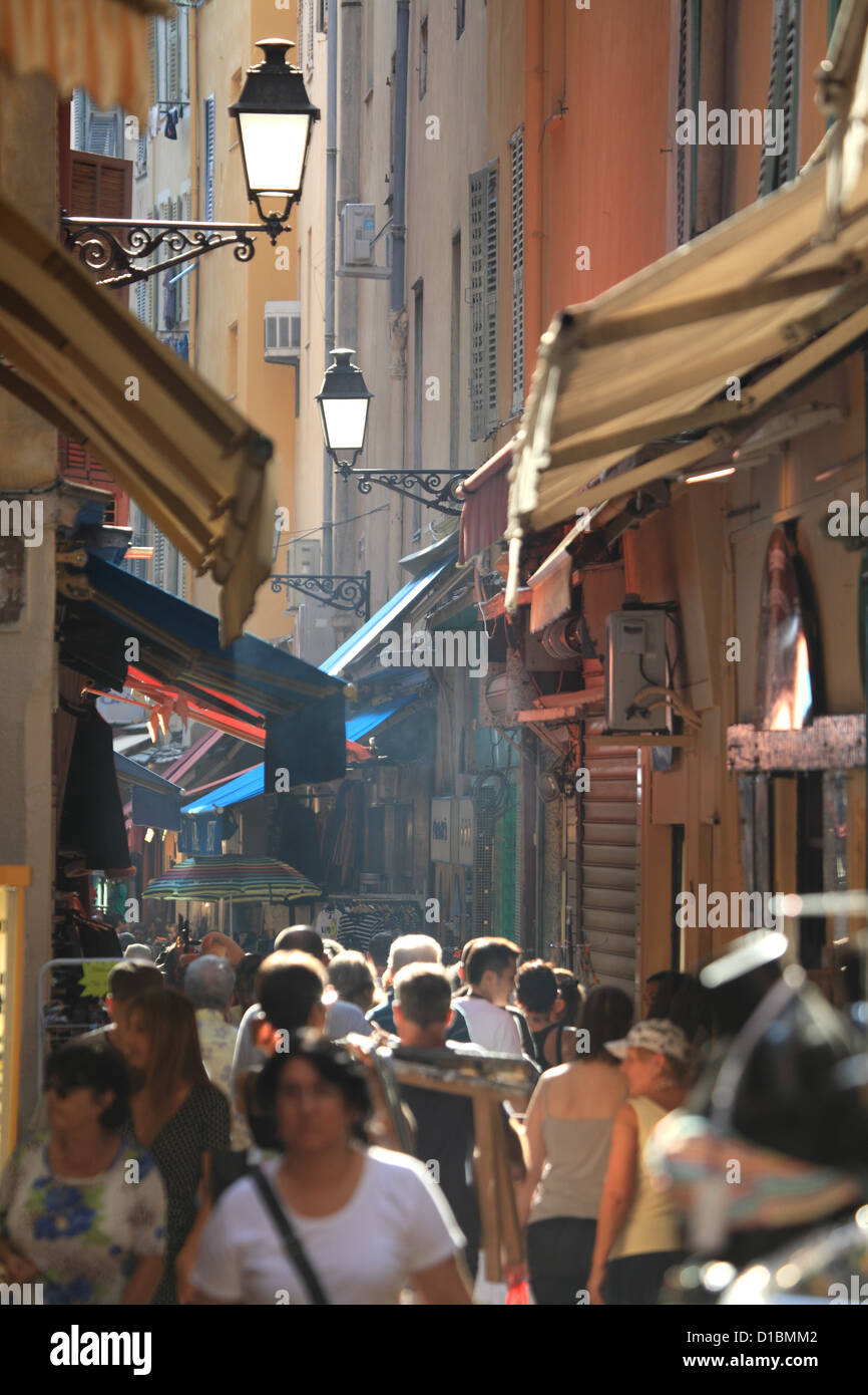 Straßenszene in der Altstadt von Nizza Stockfoto