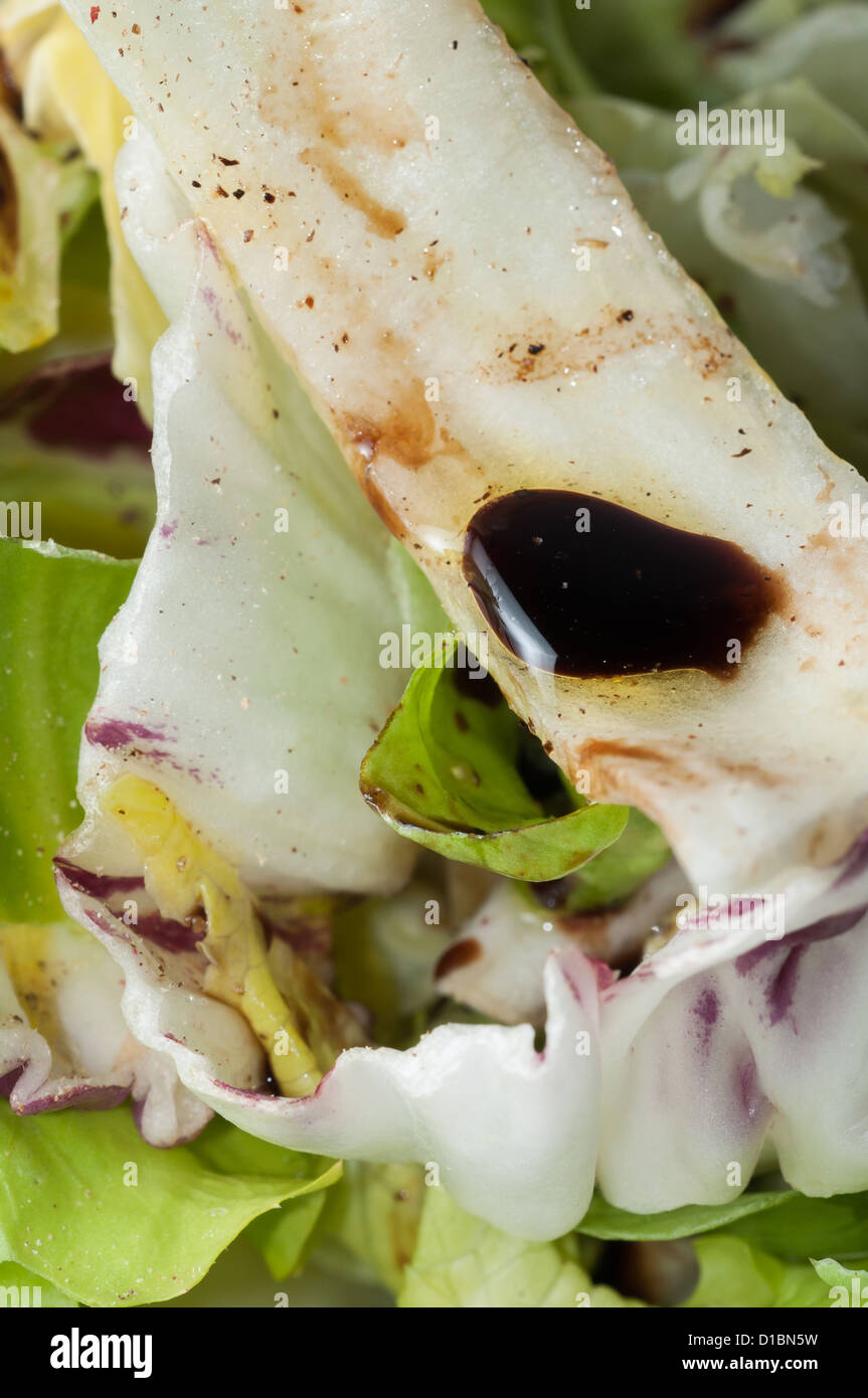 Salat mit italienischem Dressing: Olivenöl, Essig, Salz, Pfeffer. Stockfoto