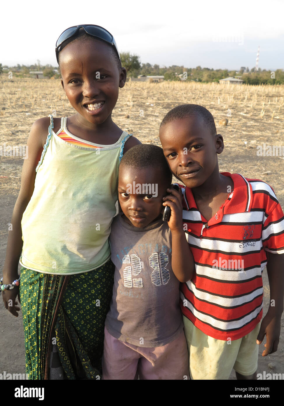 Ein Madchen Und Zwei Jungs In Einem Waisenhaus In Afrika Kinder In Afrika Im Waisenhaus Oder In Der Freizeit In Armut Stockfotografie Alamy