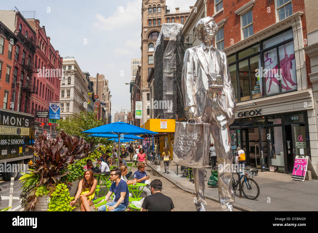 Eine Statue von Andy Warhol auf Anzeige in Union Square in New York City und umgeben von Menschen sitzen und entspannen. Stockfoto
