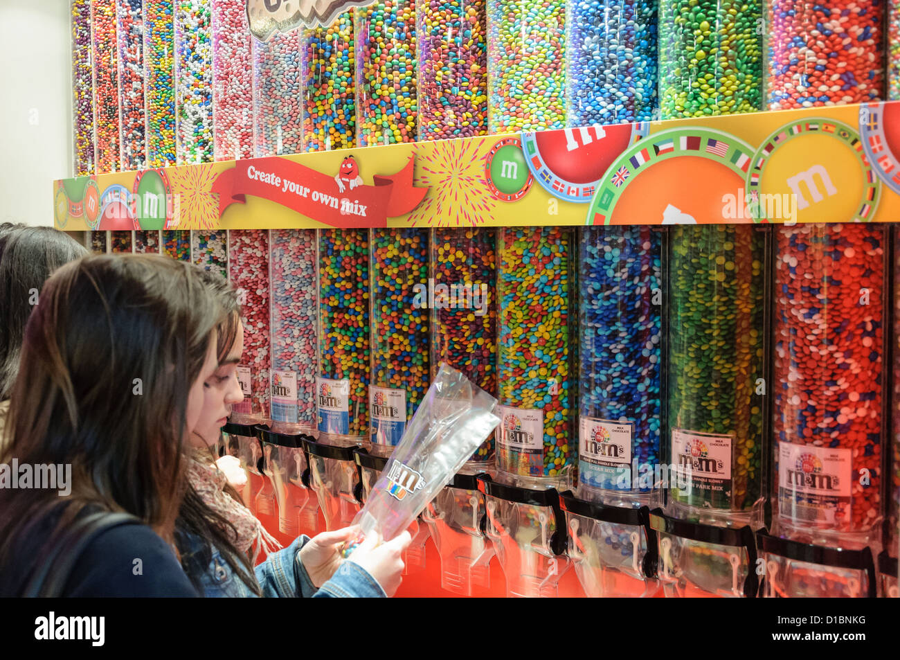 Innere des M & M Online Store. London, Leicester Square, England. Stockfoto