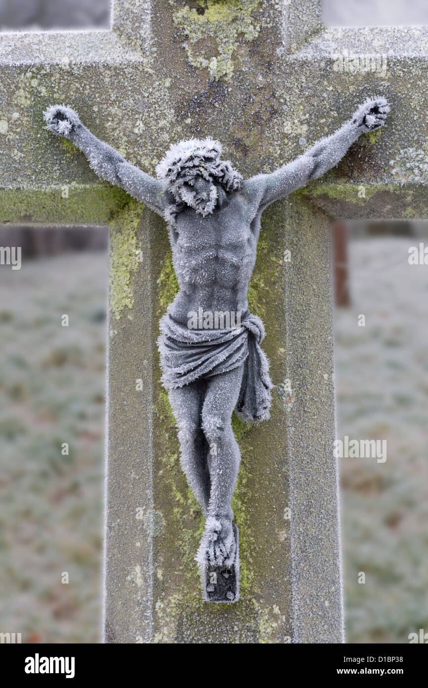 Frost bedeckt schwere Kreuz Kreuzigung Abbildung fotografiert im Winter in der Bossall Kirche in North Yorkshire. Stockfoto