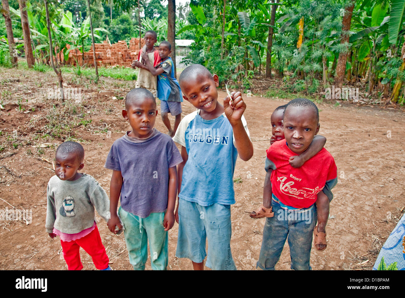 Eine Gruppe Von Jungen Afrikanischen Kindern Posieren Fur Die Kamera In Afrika Kinder In Afrika Im Waisenhaus Oder In Der Freizeit In Armut Stockfotografie Alamy