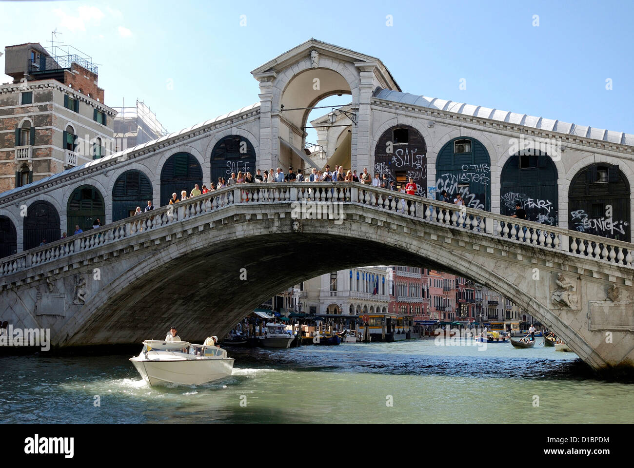 Rialto-Brücke am Canal Grande in Venedig. Stockfoto