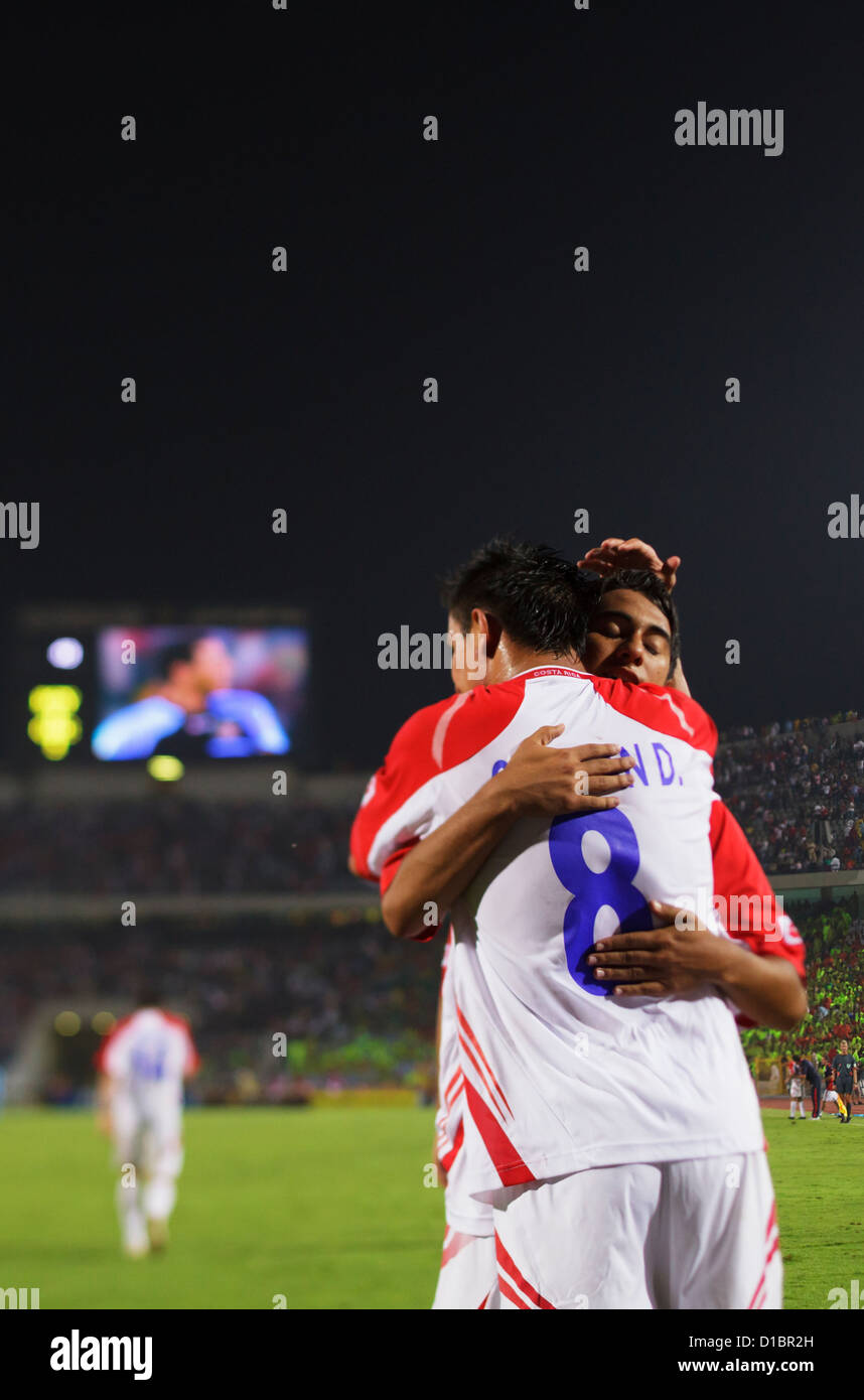 Ein Tor gegen Ägypten in eine 2009 FIFA U-20 World Cup Runde 16 Spiel feiern Teamkollegen David Guzman (L) und Diego Estrada (R). Stockfoto