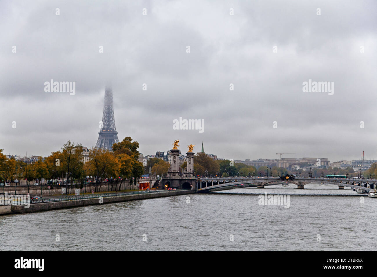 Eiffelturm, Paris Frankreich an einem nebligen Tag. Seineufer im Vordergrund Stockfoto