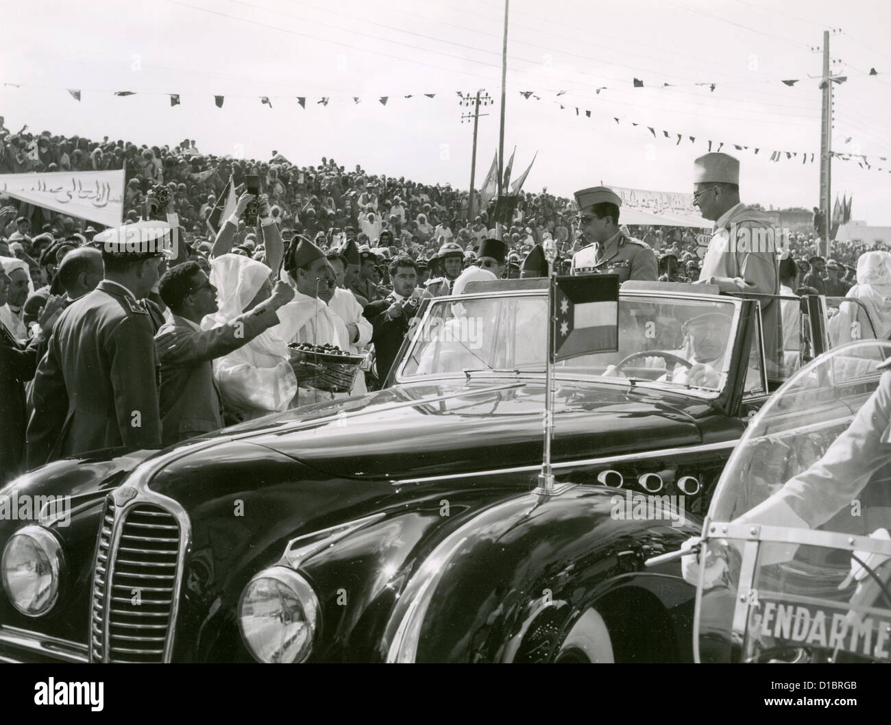 FAISAL II des Irak (dunkle Gläser) erhält den traditionellen Gruß der Milch und Termine auf Besuch in Rabat, Marokko am 25. Mai 1956 Stockfoto