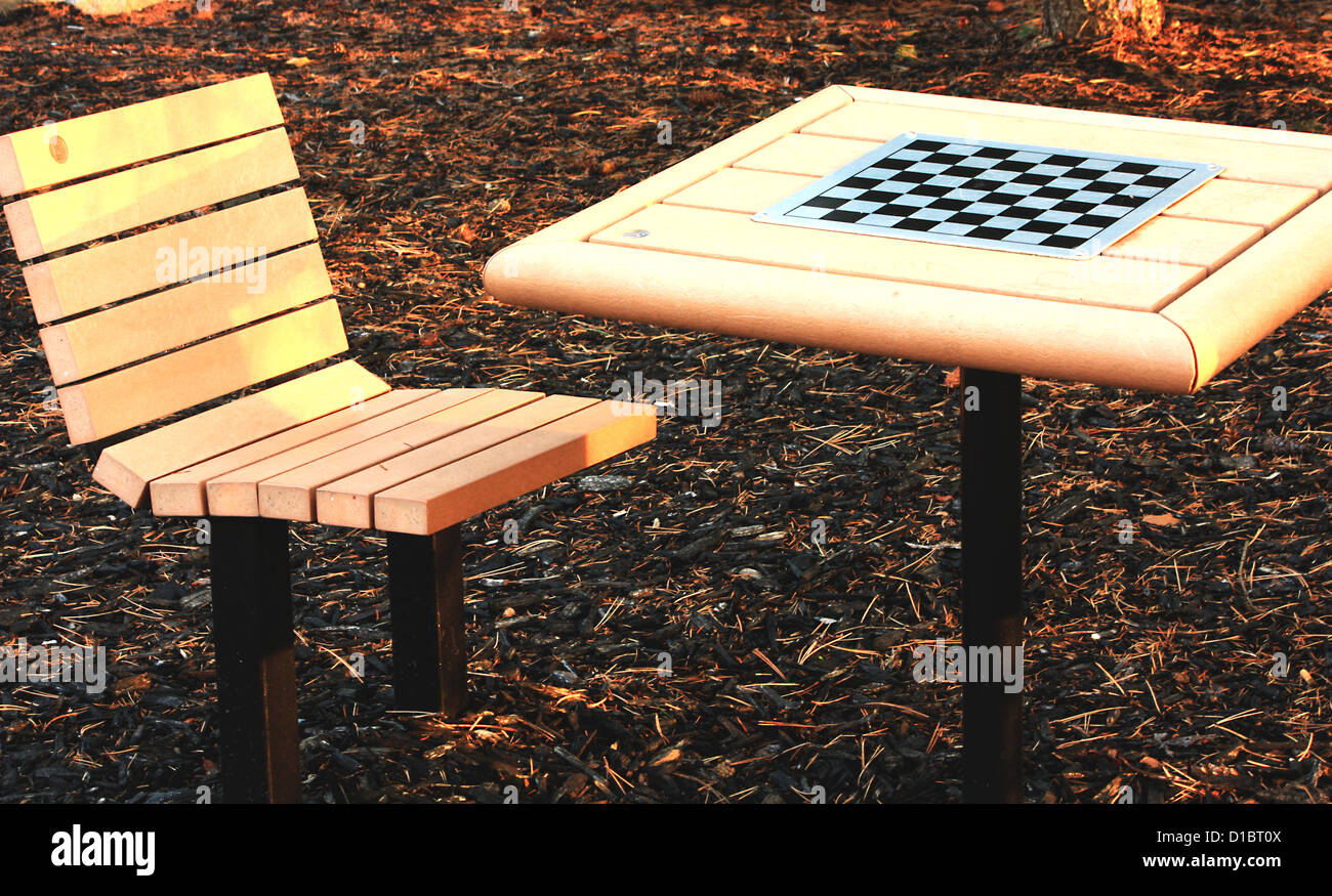 Schachtisch und Stuhl im park Stockfoto
