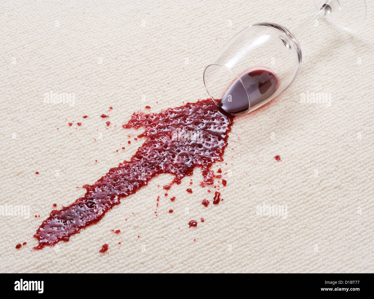 Rotwein auf Teppich verschüttet. Stockfoto