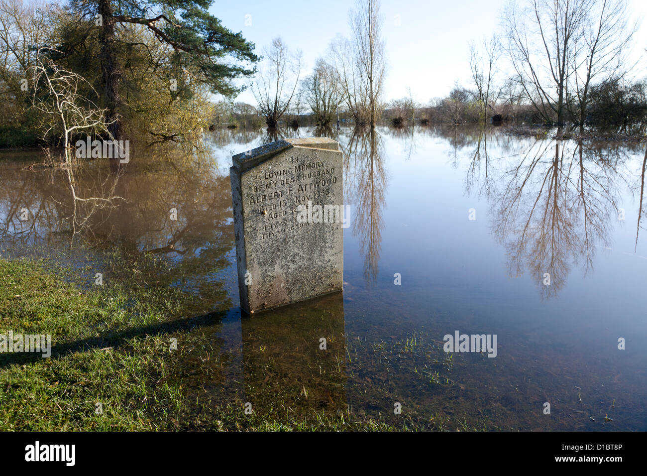 Überschwemmungen durch den Fluss Severn - 29/11/2012 - ein Grab auf dem Friedhof unter Hochwasser an Chaceley, Gloucestershire, Großbritannien Stockfoto