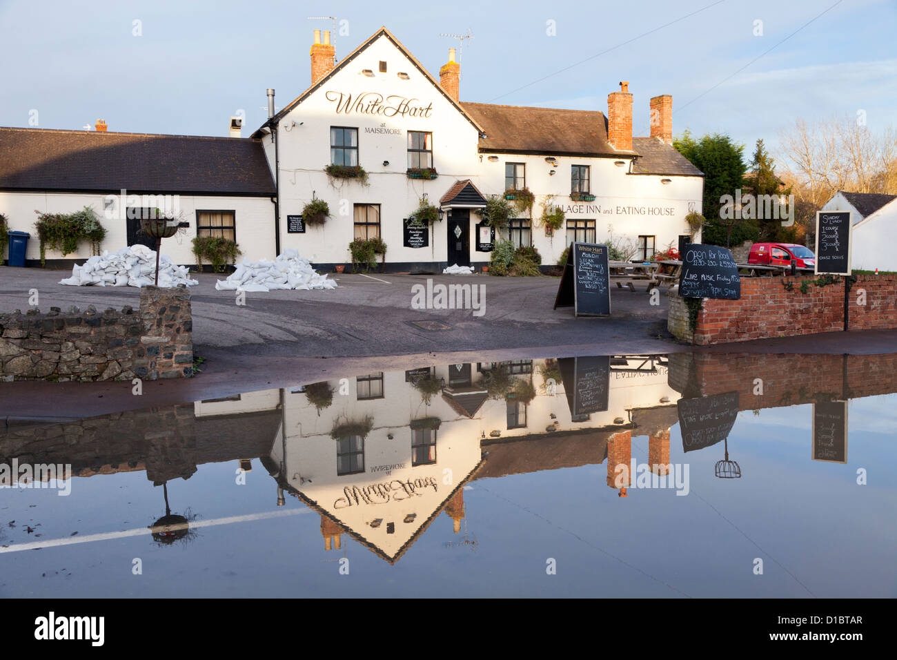 Überschwemmungen durch den Fluss Severn - 29/11/2012 - Dorfkneipe spiegelt sich in den Fluten an der Hauptstraße in Maisemore, Gloucestershire Stockfoto