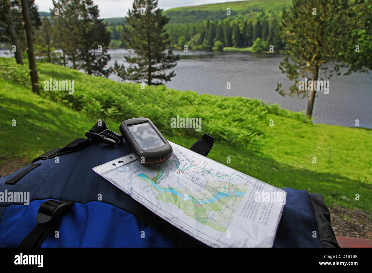 Ein GPS-Gerät und eine OS-Karte auf einen Rucksack am Derwent Stausee obere Derwent Valley Derbyshire Peak District National Park England UK Stockfoto