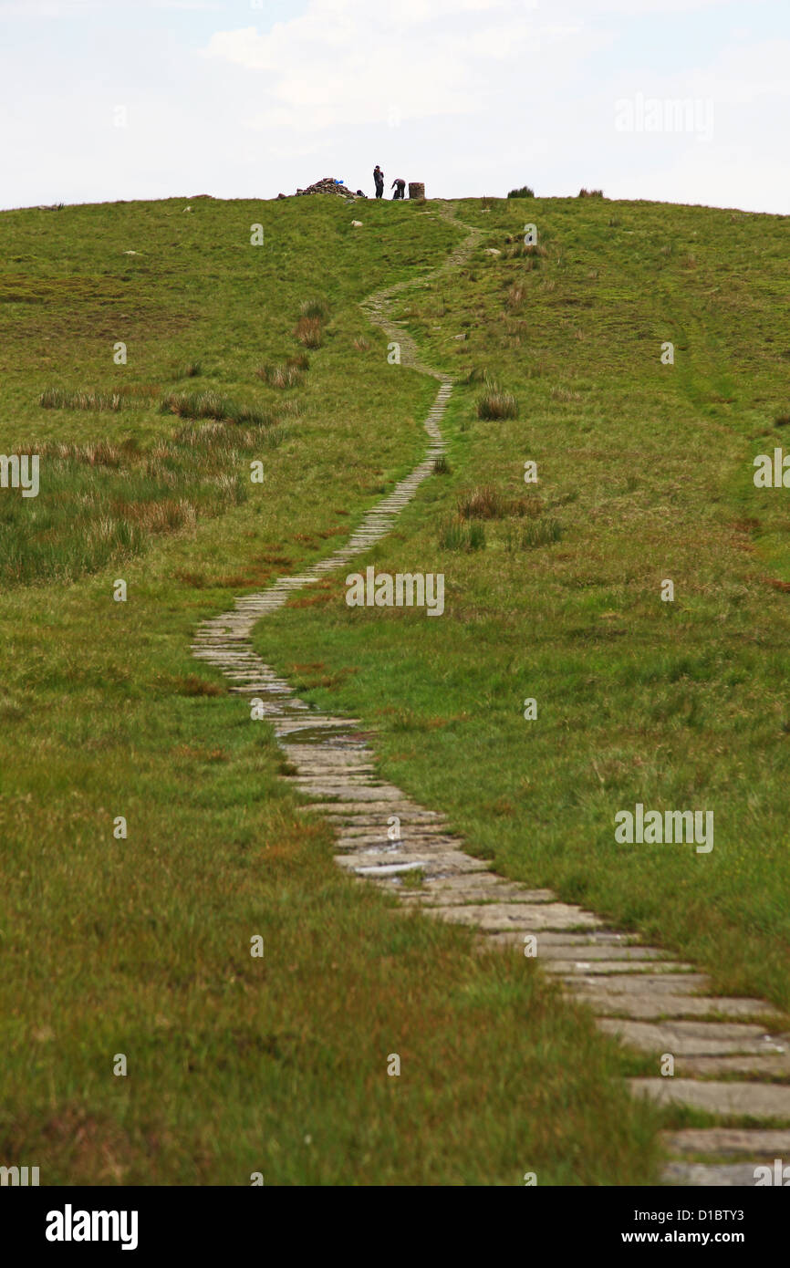 Asphaltierten Weg zur Orientierungstafel auf Lost Lad Derwent Rand oben Derwent Valley Derbyshire Dark Peak District National Park Stockfoto