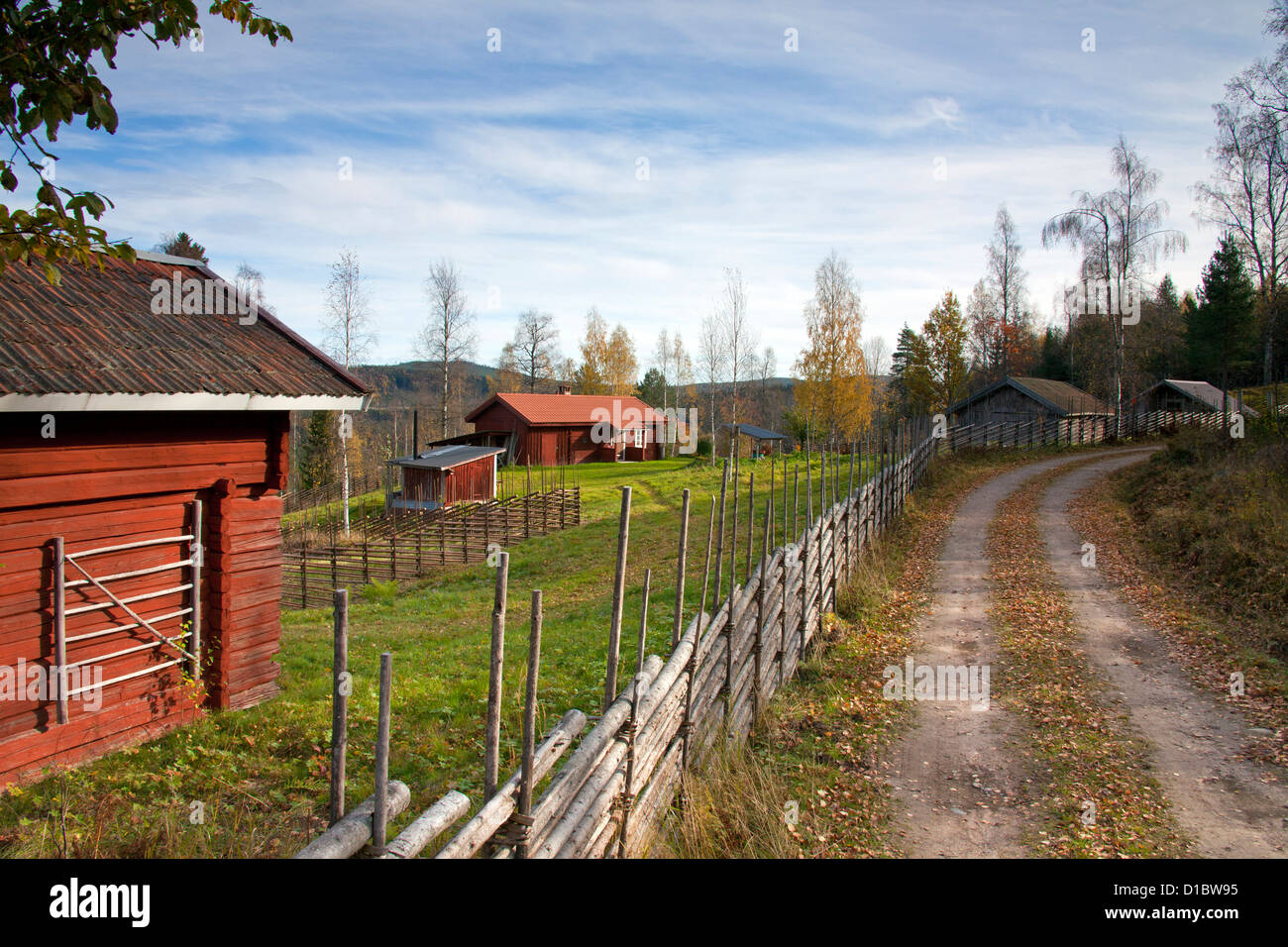 Traditionellen roten Holz Bauernhaus Ferienhaus in Herbst, Dalarna, Schweden, Skandinavien Stockfoto